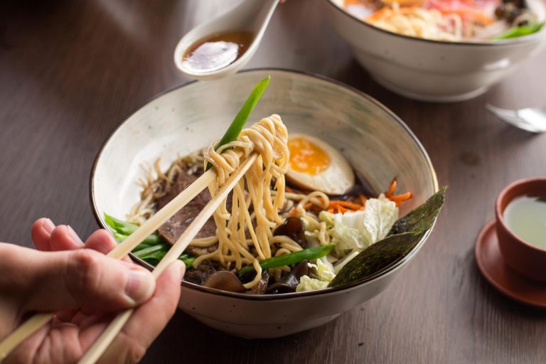 Menjelajah Tokyo: Perjalanan Menikmati Sushi Segar dan Semangkuk Ramen Terbaik Jepang